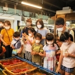 市場を見学する親子たち＝神戸市東灘区深江浜町