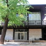 吉野さんたちが学習会を開いている西方寺の建物。２階が本堂で、１階のホールを会場に使う＝神戸市東灘区御影本町６
