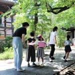 勉強後に境内で謎解きゲームをして遊ぶ子どもと高校生たち＝７月下旬、神戸市東灘区御影本町６