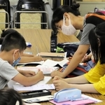 学習会の発起人の吉野花さん（右奧）＝７月下旬、神戸市東灘区御影本町６