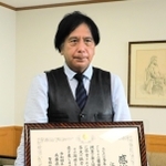 県警本部長感謝状を受けた江藤嘉記さん＝東灘署
