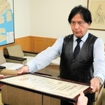 県警本部長感謝状を受け取る江藤嘉記さん＝東灘署