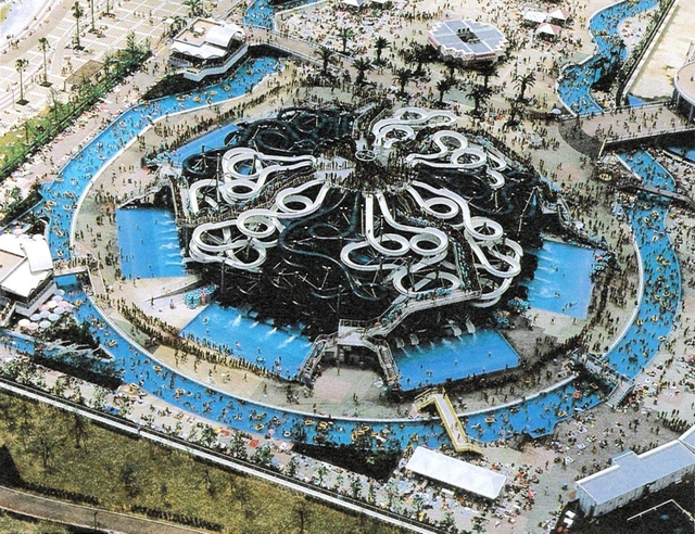 ５０本ある巨大なウオータースライダーなどで人気を博したテーマパーク「ＡＯＩＡ」（六甲アイランド地域振興会提供）
