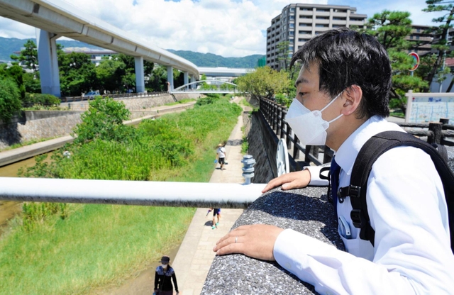 流される女性を見つけ、川に飛び込んだときの状況を振り返る八木敬朋さん。この日は流れが穏やかで、親子連れが魚を捕まえて遊んでいた＝神戸市東灘区魚崎西町１、住吉川