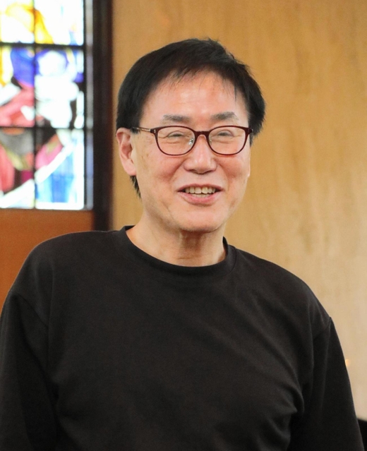 校名変更の背景について語る頌栄短大の柳本有二学長＝神戸市東灘区御影山手１