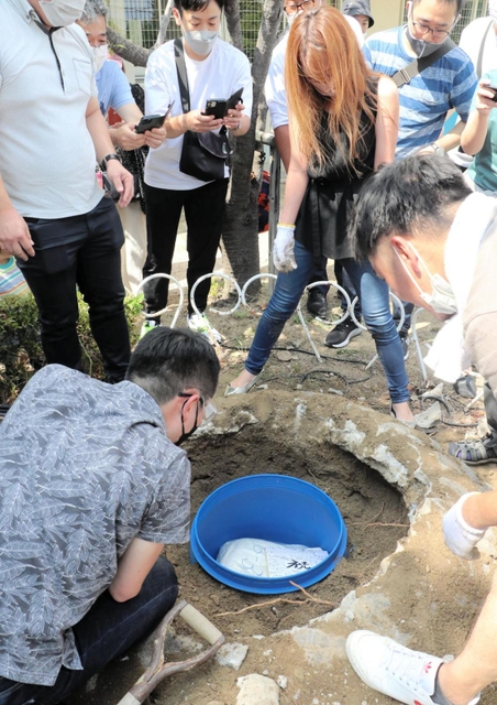 住吉小のミニ古墳の下に埋まっていたタイムカプセル＝神戸市東灘区住吉東町４
