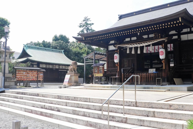 羽生結弦さんがこれまで４回参拝に訪れた弓弦羽神社の境内。拝殿のそばに、多くのファンがエールを寄せる絵馬の掛け所（左）がある＝神戸市東灘区御影郡家２