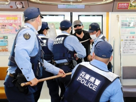 不審者役を取り押さえる東灘署員ら＝神戸市東灘区向洋町中４