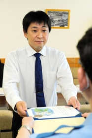 川に流された女性を助け、感謝状を受け取る八木敬朋さん＝東灘署