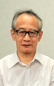 インタビューに答える東灘区医師会の是則清一会長＝神戸市東灘区御影中町４の東灘区医師会事務局