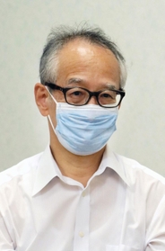 新型コロナウイルス禍が長期化している。渦中の第７波では７月下旬に県内で１日当たりの新規感染者数が初めて１万人を超え、８月３日にも過去最多を更新した。東灘区医師会によると、東灘区は市内でも陽性者が多い部類に入るといい、発熱外来は７月下旬からパンク状態に近い。同医師会の是則清一会長（６５）は自宅療養者らへの訪問診療を念頭に「できるだけ顔が見えて安心できる医療を提供できるよう、地元の開業医たちも踏ん張っていく」と話す。（聞き手・井上太郎）