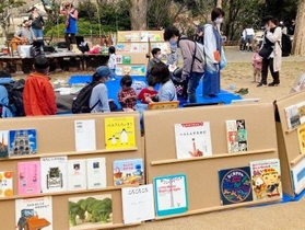 ２０２２年３月に兵庫区で行われた「平野展望公園こどもフェスタ」に設けられた「絵の本ひろば」の様子（提供写真）