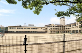 六甲アイランド西部でマンション建設が相次ぎ、児童数が急激に増えた向洋小学校。２０１７年４月からは教室不足で仮設校舎（左）を使っている＝神戸市東灘区向洋町中６