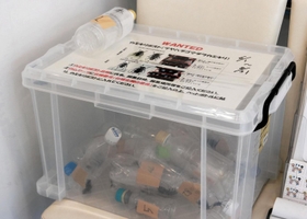空きペットボトルに入ったツヤハダゴマダラカミキリが回収されている「カミキリポスト」＝神戸市東灘区向洋町中２