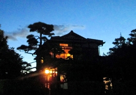 過去に開催された納涼夕涼み会で、夕暮れ時に明かりがともされる倚松庵（２０１７年８月、神戸市提供）