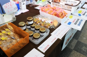 さまざまな施設で作ったクッキーやケーキを集めたコーナー＝８月３日、東灘区役所