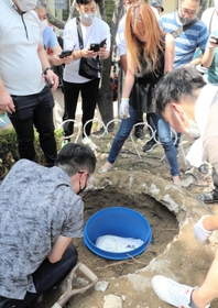 住吉小のミニ古墳の下に埋まっていたタイムカプセル＝神戸市東灘区住吉東町４