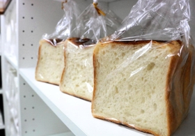 モチモチとした食感が特徴の「食ぱんの店　春夏＋秋冬」の食パン＝神戸市東灘区住吉宮町４