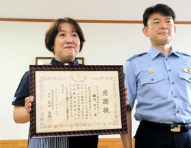 特殊詐欺被害を防いで東灘署の署長感謝状を受ける、ローソン阪神御影駅南店の櫻田典子店長（左）＝東灘署