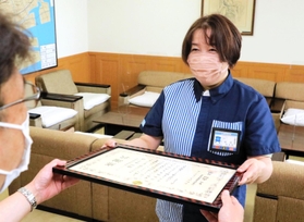 特殊詐欺被害を防いで東灘署の署長感謝状を受ける、ローソン阪神御影駅南店の櫻田典子店長＝東灘署