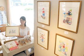子どもをテーマにしたポストカードの新作発売に合わせ、原画展を開いている澤村はるなさん＝神戸市東灘区住吉本町２