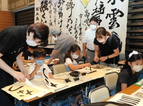 会場でひらがなや漢字の書き方を習う子どもたち＝神戸市東灘区住吉東町５