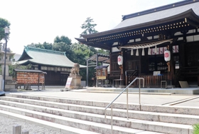 羽生結弦さんがこれまで４回参拝に訪れた弓弦羽神社の境内。拝殿のそばに、多くのファンがエールを寄せる絵馬の掛け所（左）がある＝神戸市東灘区御影郡家２