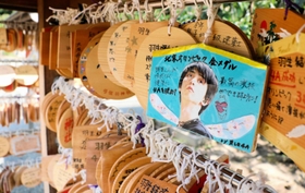 羽生結弦さんの活躍を願う絵馬が多く掛けられている弓弦羽神社の境内＝神戸市東灘区御影郡家２