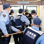 不審者役を取り押さえる東灘署員ら＝神戸市東灘区向洋町中４