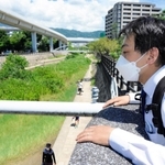 流される女性を見つけ、川に飛び込んだときの状況を振り返る八木敬朋さん。この日は流れが穏やかで、親子連れが魚を捕まえて遊んでいた＝神戸市東灘区魚崎西町１、住吉川