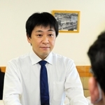 川に流された女性を助け、感謝状を受け取る八木敬朋さん＝東灘署