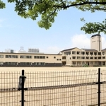 六甲アイランド西部でマンション建設が相次ぎ、児童数が急激に増えた向洋小学校。２０１７年４月からは教室不足で仮設校舎（左）を使っている＝神戸市東灘区向洋町中６