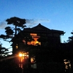 過去に開催された納涼夕涼み会で、夕暮れ時に明かりがともされる倚松庵（２０１７年８月、神戸市提供）