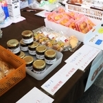 さまざまな施設で作ったクッキーやケーキを集めたコーナー＝８月３日、東灘区役所
