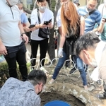 住吉小のミニ古墳の下に埋まっていたタイムカプセル＝神戸市東灘区住吉東町４