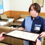 特殊詐欺被害を防いで東灘署の署長感謝状を受ける、ローソン阪神御影駅南店の櫻田典子店長＝東灘署