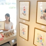 子どもをテーマにしたポストカードの新作発売に合わせ、原画展を開いている澤村はるなさん＝神戸市東灘区住吉本町２