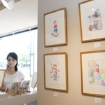 子どもをテーマにしたポストカードの新作発売に合わせ、原画展を開いている澤村はるなさん＝神戸市東灘区住吉本町２