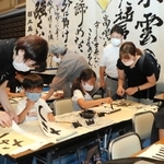 会場でひらがなや漢字の書き方を習う子どもたち＝神戸市東灘区住吉東町５