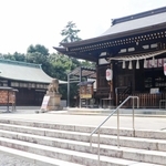 羽生結弦さんがこれまで４回参拝に訪れた弓弦羽神社の境内。拝殿のそばに、多くのファンがエールを寄せる絵馬の掛け所（左）がある＝神戸市東灘区御影郡家２