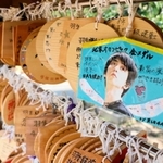 羽生結弦さんの活躍を願う絵馬が多く掛けられている弓弦羽神社の境内＝神戸市東灘区御影郡家２