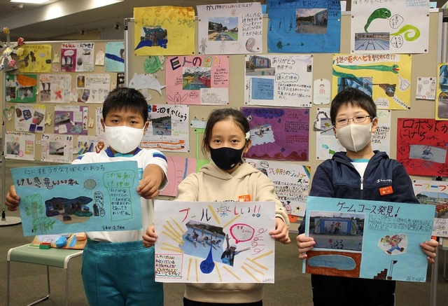 ユニークな解説を加えた写真の展示。飾り付けも児童がした＝手柄山交流ステーション