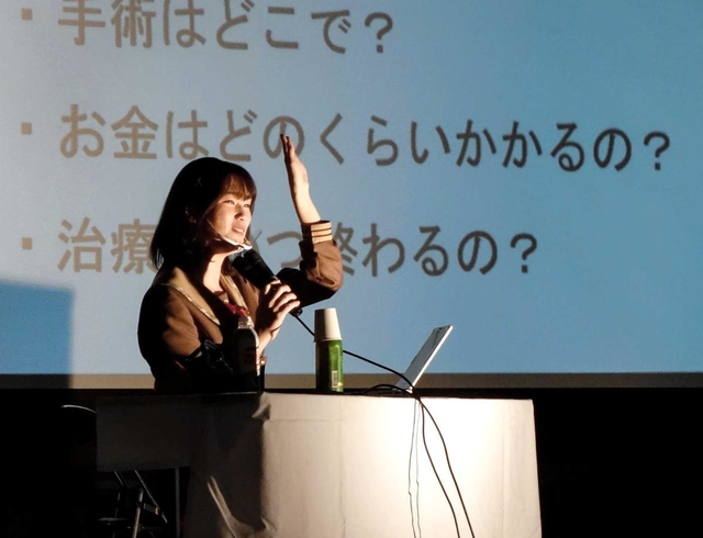 「自分らしく生きて」と呼び掛けた西原さつきさん＝山陽中学校（同校提供）