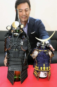 「神田工業」の高島一郎社長が商品化したボトルアーマー＝姫路市神田町