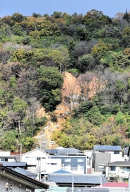 過去に崩落が起きた八丈岩山の傾斜地。既に応急工事が行われたが、真下には住宅が並ぶ＝姫路市辻井８