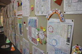 思い出をまとめた新聞も力作がそろった＝手柄山交流ステーション