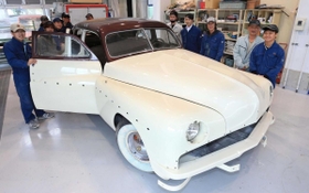 生徒らの手で美しい姿によみがえったクラシックカー＝県立ものづくり大学校