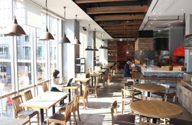 イタリア料理店の内装を残したシェアオフィス＝姫路市西駅前町