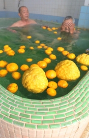 タイル模様が自慢の湯船に浮かべられた大小のユズ＝姫路市白浜町