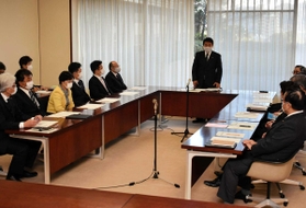 百条委員会で今後の方針を話し合う議員ら＝姫路市議会